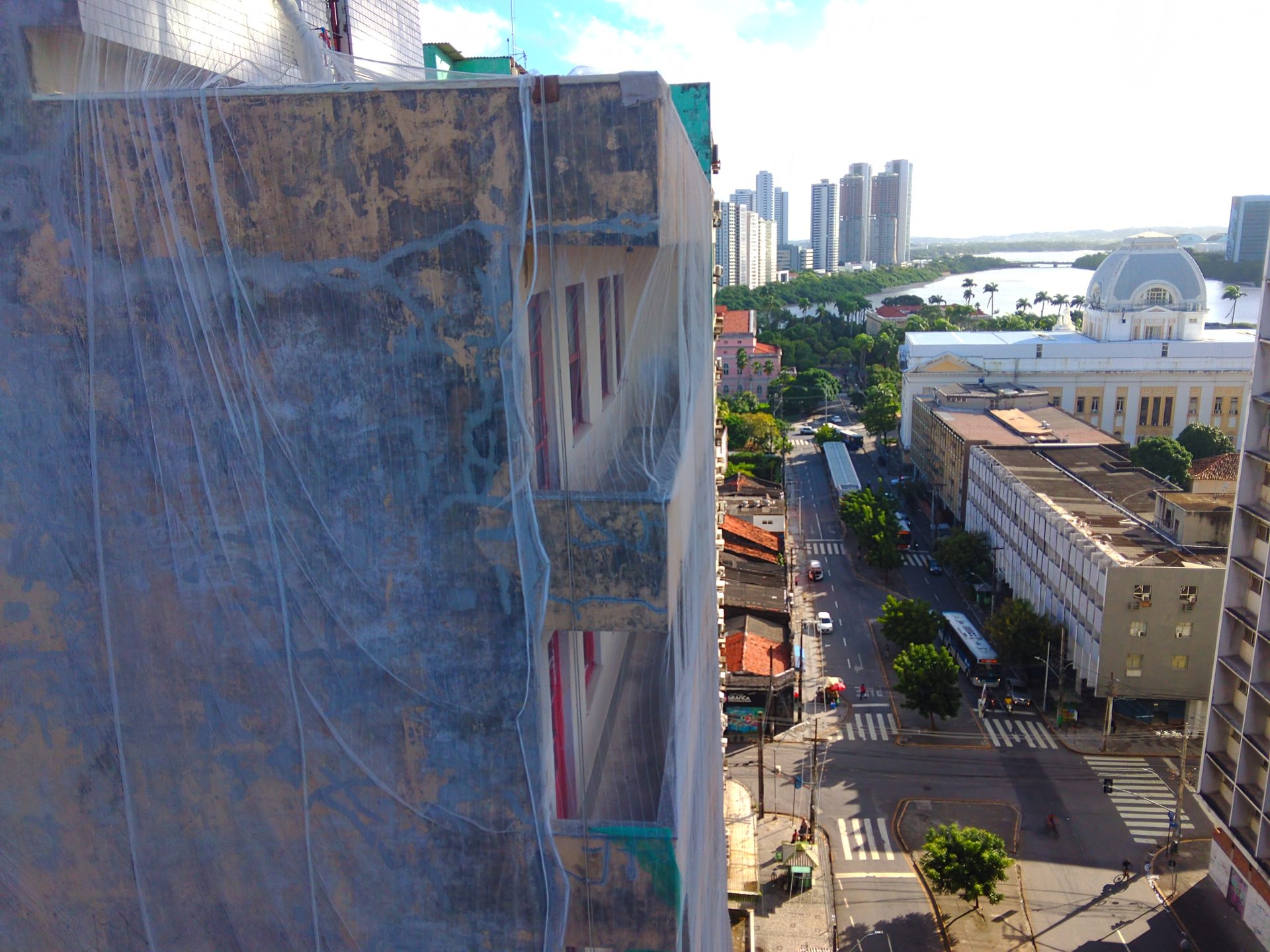 Fachada de prédio no centro do Recife vista do alto durante obra da Uhomed Engenharia